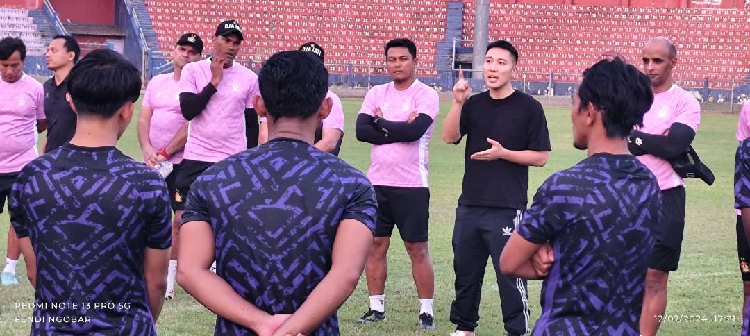 Eks Kapiten Tim Persik Kediri Memberikan Arahan Sekaligus Motivasi  (Fendi Lesmana/ngopibareng.id)