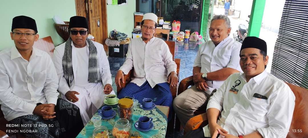 Bakal calon Bupati Kediri dr Ari Purnomo Adi beserta tim pendamping mendatangi kediaman  ketua PC NU Kabupaten Kediri KH. Muhammad Ma’mun (Fendi Lesmana/ngopibareng.id) MK