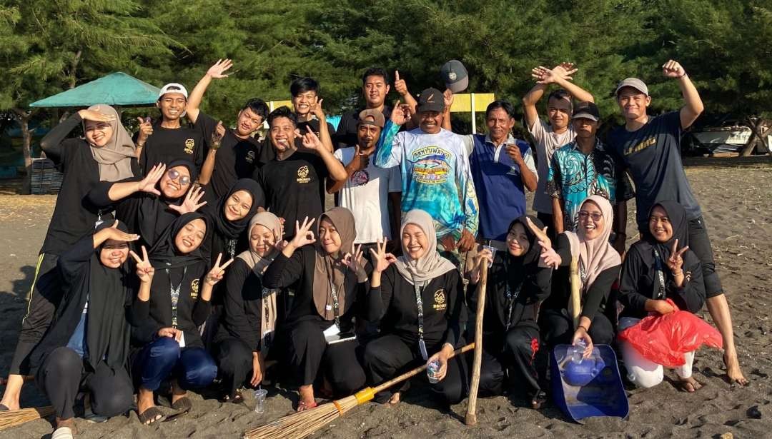 Para mahasiswa UINSA Surabaya melakukan aksi bersih-bersih di Pantai Bimo, pada KKN 144 di Banyuwangi. (Foto: dpl for ngopibareng.id)