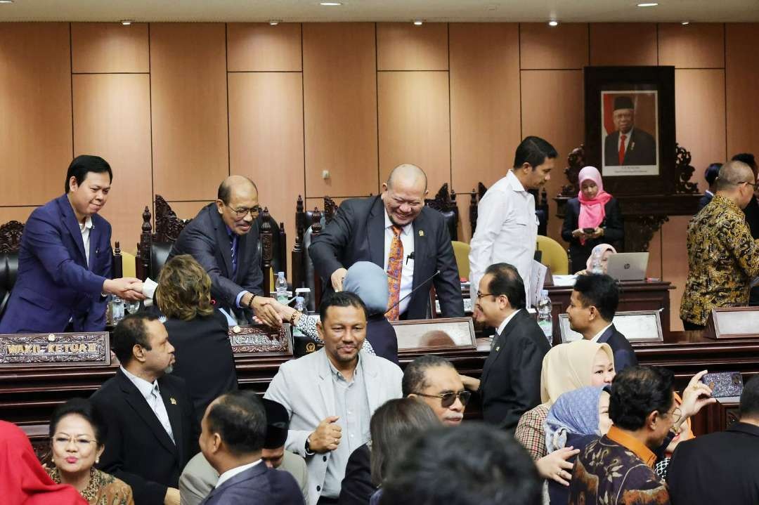 Kendati sempat diwarnai hujan interupsi, Sidang Paripurna DPD RI Masa Sidang V Tahun 2023-2024 berakhir happy ending. (Foto: Tim Media LaNyalla)