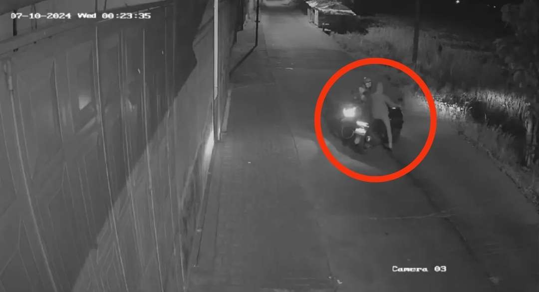 Pelaku begal payudara cegat korban ditempat sepi.(Foto Tangkapan layar CCTV)