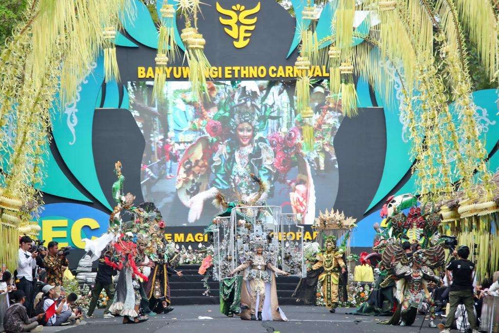 Pagelaran Banyuwangi Ethno Carnival (BEC) selalu menjadi magnet bagi masyarakat. (Foto: Humas Pemkab Banyuwangi)