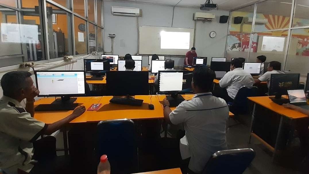 Dalam menyongsong Industri 4.0, tim dosen lintas fakultas Universitas Surabaya membantu proses revitalisasi SMK Katolik St Louis, Surabaya. (Foto: Dok Ubaya)