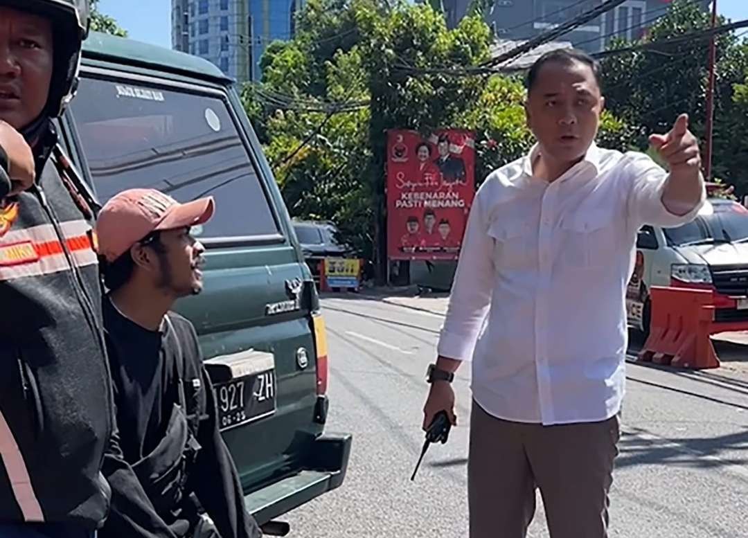 Walikota Surabaya Eri Cahyadi melakukan inspeksi mendadak di Jalan Setail, dekat Kebun Binatang Surabaya (KBS), dan menemukan praktik parkir liar yang masih terjadi. (Foto: Humas Pemkot Surabaya)