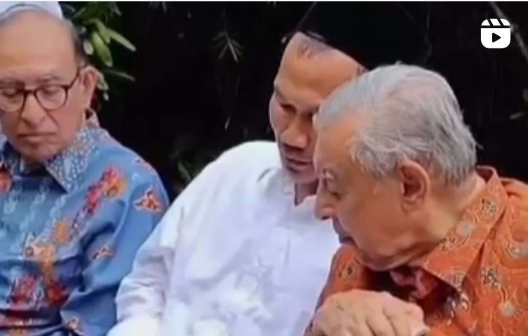 Gus Baha bersama Prof M Quraish Shihab, didampingi Alwi Shihab, dalam perhelatan dakwah. (Foto: dok/ngopibareng.id)