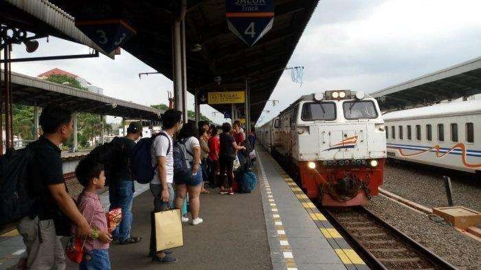 Menjelang berakhirnya masa libur sekolah, kepadatan penumpang terjadi di Stasiun Gubeng, Surabaya. Hingga saat ini tercatat 42 ribu tiket KA ludes. (Foto: Ant)