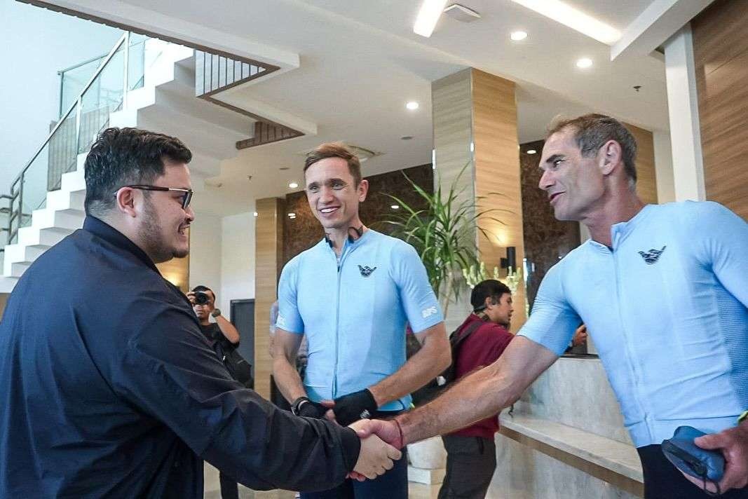 Bupati Kediri, Hanindhito Himawan Pramana mengunjungi race pack collection Kediri Dholo KOM 2024 di Fave Hotel, Sabtu, 13 Juli 2024. (Foto: Istimewa)