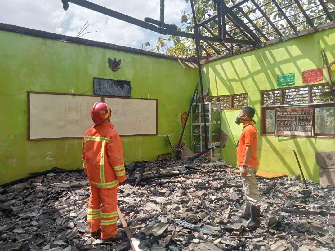 Kondisi ruang kelas SDN Sidonganti 1 usai terbakar. (Foto: Damkar Tuban)