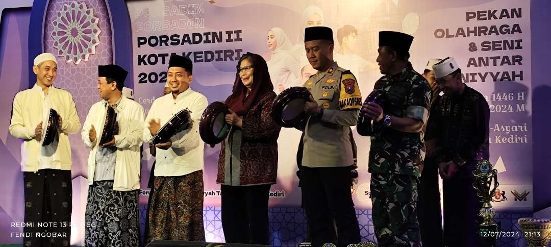 Pj Walikota Kediri Zanariah ikut memberikan arahan pada pembukaan Pekan Olahraga dan Seni Antar Diniyyah (Porsadin) ke-2 Kota Kediri 2024. (Foto: Fendi Lesmana/Ngopibareng.id)