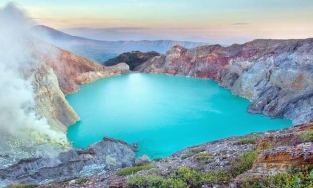 Wisatawan dan penambang belerang agar tidak mendekati objek wisata Kawah Ijen seiring status Gunung Ijen nail waspada.(Foto: Dok. Disparbudpora Bondowoso)