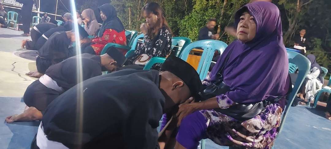 Warga PSHT Ranting Mojoroto Kota Kediri, gelar tradisi sungkeman kepada orang tua (Foto: Istimewa)