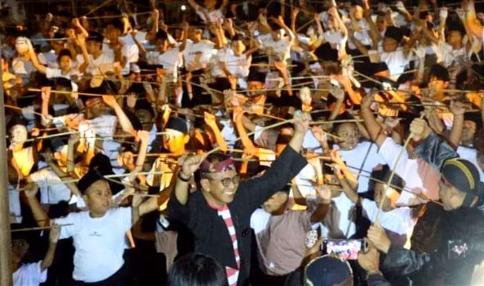 Pj Bupati Bondowoso, Bambang Soekwanto bersama ribuan pelajar menari ojung masuk Rekor MURI. (Foto: Guido Saphan/Ngopibareng.id)