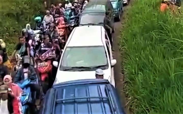 Jalan di kawasan objek wisata di Kecamatan Krucil, Kabupaten Probolinggo saat liburan panjang. (Foto: Ikhsan Mahmudi/Ngopibareng.id)