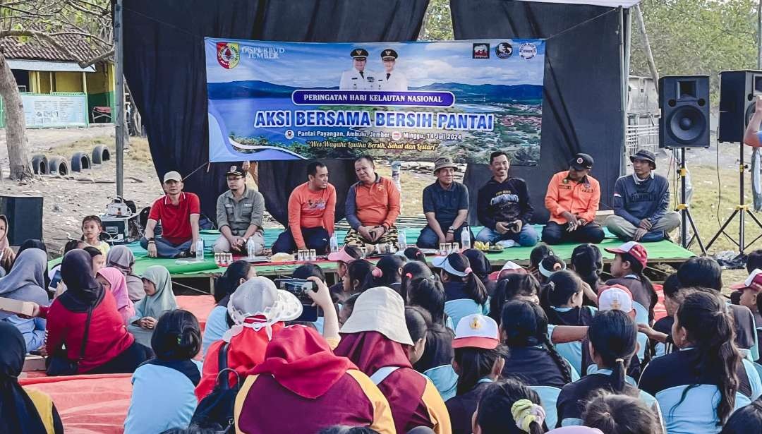 Bupati Jember Hendy Siswanto saat melakukan kegiatan bersih-bersih di Pantai Payangan (Foto: Diskominfo Jember)