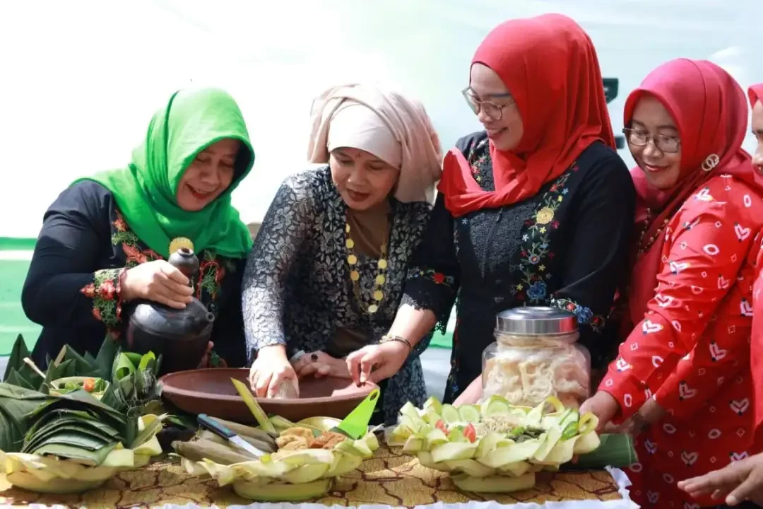 Festival Rujak Otek yang diadakan di Desa Sumberwuluh, Kabupaten Lumajang, Jawa Timur mengangkat kearifan lokal dan sukses memikat wisatawan domestik. (Foto: Dok Kominfo Lumajang)