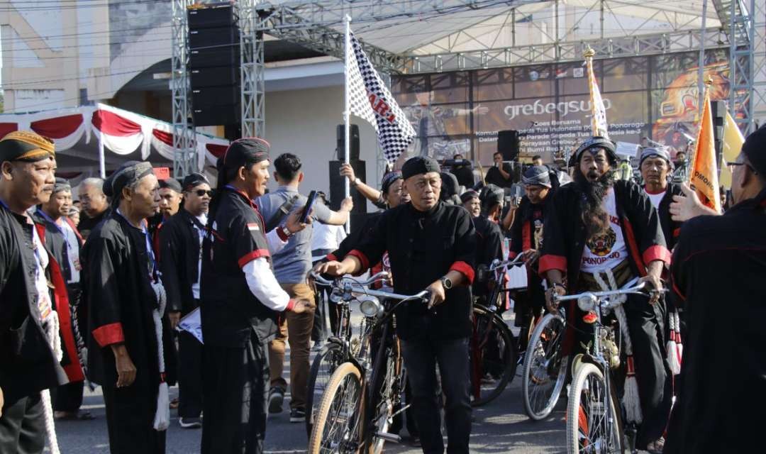 Bupati Ponorogo Sugiri Sancoko bersama satusan penggemar sepeda tua berparade di Ponorogo menempuh jarak sejauh 15 kilometer, Minggu 14 Juli 2024.(Foto: dok. Kominfo)