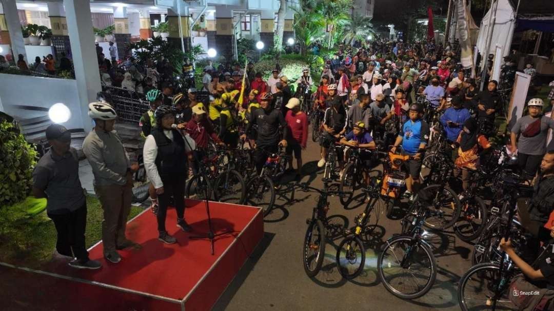 Pj Walikota Kediri, Zanariah gowes bersama Kapolres Kediri Kota AKBP Bramastyo Priaji, komunitas sepeda dan masyarakat Kota Kediri, Jawa Timur. (Foto: Istimewa)