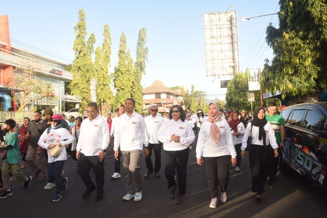 Wali Kota Kediri Zanariah memberangkatkan Jalan Sehat Harmoni, Minggu 14 Minggu 2024 di Halaman Balai Kota Kediri. Jalan Sehat Harmoni ini dalam rangka Hari Jadi Kota Kediri ke-1145. (Istimewa)