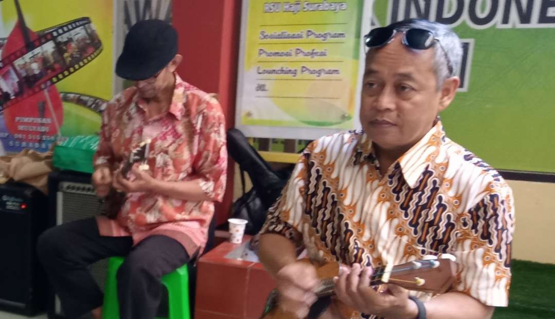 Ketua Paguyuban Artis Keroncong Indonesia Surabaya, Mulyadi (kanan) lestarikan musik keroncong. (Foto: Asmanu Sudarso/Ngopibareng.id)