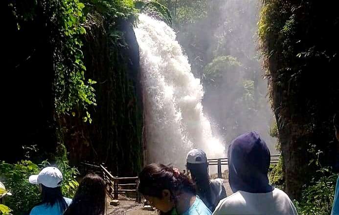 Objek wisata alam Air Terjun Belawan Sempol Ijen Bondowoso dikunjungi banyak wisatawan selama liburan sekolah. (Foto: Guido Saphan/Ngopibareng.id)