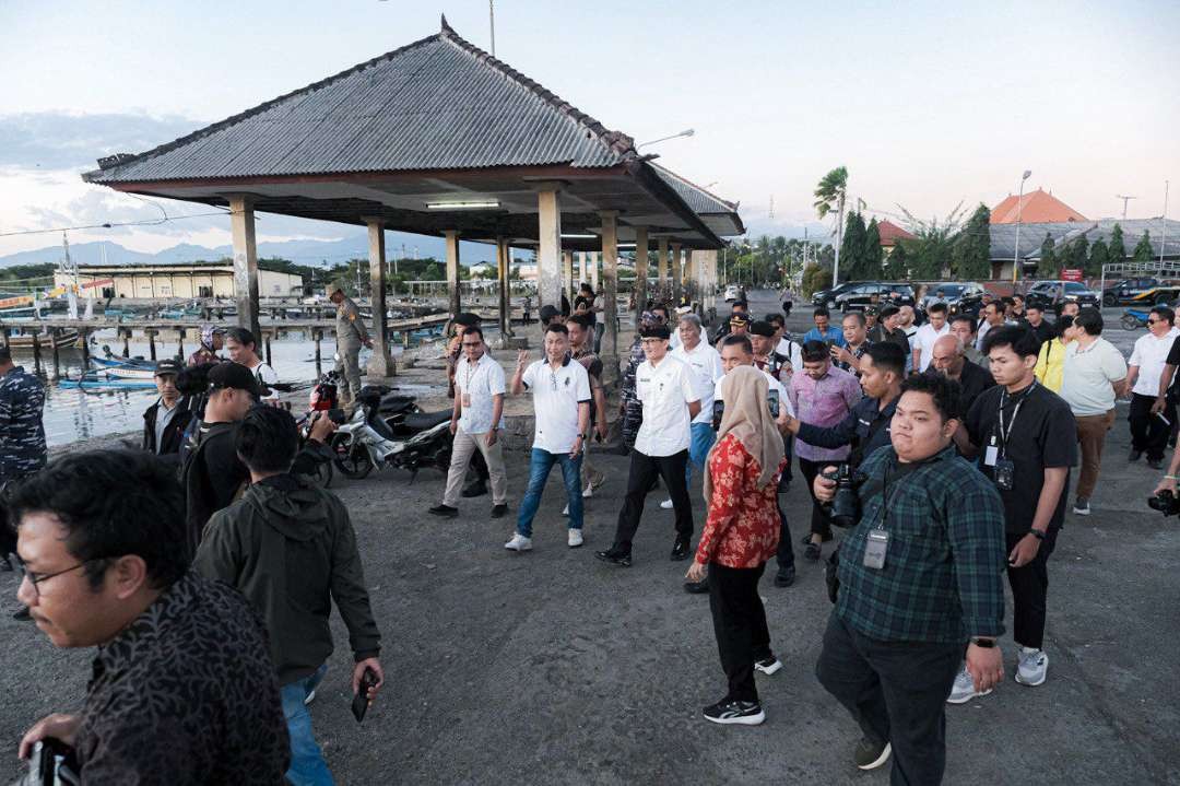 Menparekraf Sandiaga Uno bersama Bupati Jembrana I Nengah Tamba dan Kepala PPN Pengambengan Andi Mannojengi meninjau PPN Pengambengan di Jembrana, Bali, yang direncanakan akan menjadi destinasi wisata Bahari, Sabtu 13 Juli 2024. (Foto: dok. kemenparekraf)