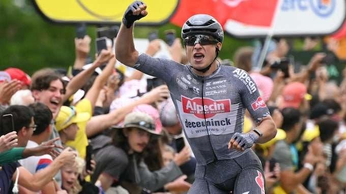 Jasper Philipsen berhasil menjadi juara satu di Tour de France etape 13. (Foto: Istimewa)