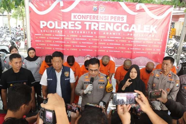 Kapolres Trenggalek AKBP Gathut Bowo Supriyono, saat menggelar jumpa pers kasus pencurian toko emas di Pasar Gandusari, Trenggalek pada Jumat 12 Juli 2024. (Foto: dok. Polres)