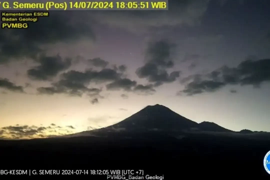 Gunung Semeru yang berada di perbatasan Kabupaten Lumajang dengan Malang, Jawa Timur mengalami 20 kali gempa guguran pada Minggu, 14 Juli 2024 malam. (Foto: Dok PVMBG)