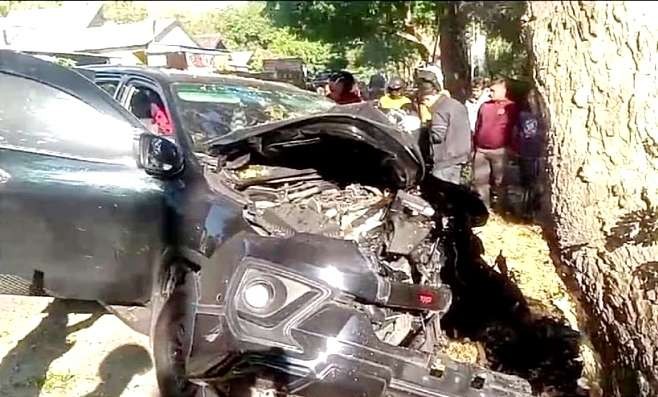 Bagian bodi depan Toyota Pajero ringsek menabrak pohon besar di Jalur Pantura Situbondo, Jawa Timur. (Foto: Satlantas Polres Situbondo)