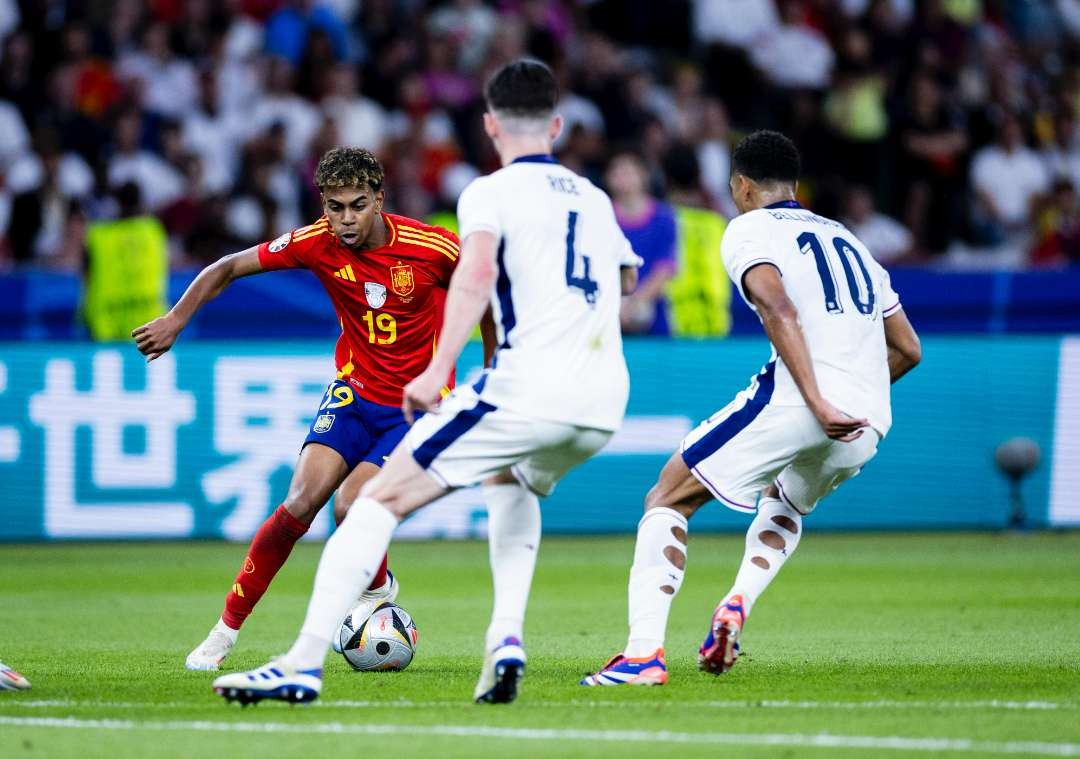 Lamine Yamal tak mampu melewati hadangan berlapis yang dilakukan para pemain Inggris. (Foto: X/@SEFutbol)