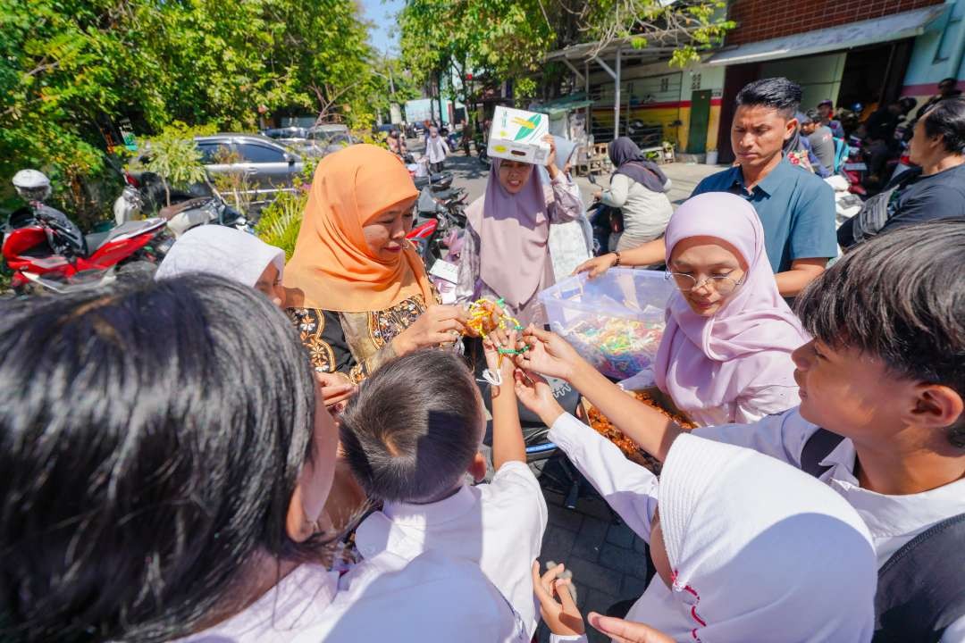 Khofifah Indar Parawansa bagi-bagi oleh-oleh dari haji berupa tasbih, susu, dan kurma untuk para siswa di hari pertama MPLS, Senin 15 Juli 2024. (Foto: Istimewa)