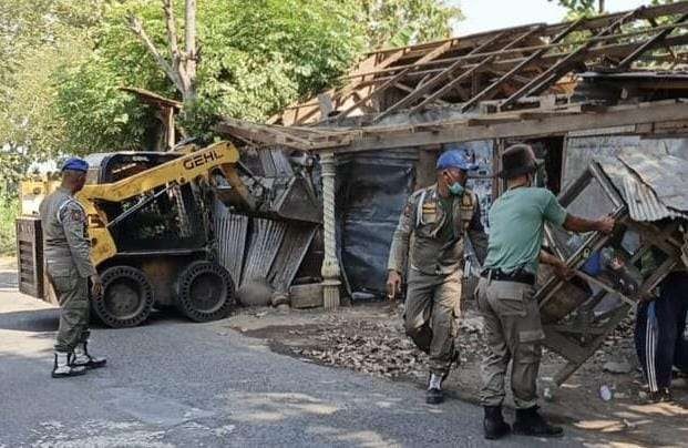 Sebanyak 11 warung remang-remang di Kecamatan Paiton, Kabupaten Probolinggo dibongkar. (Foto: Ikhsan Mahmudi/Ngopibareng.id)