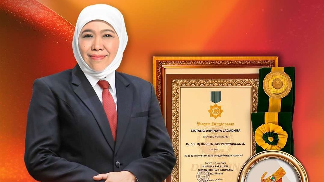 Khofifah Indar Parawansa menerima penghargaan anugerah Bintang Abhinaya Jagadhita dari Dewan Koperasi Indonesia (DEKOPIN). (Foto: Istimewa)