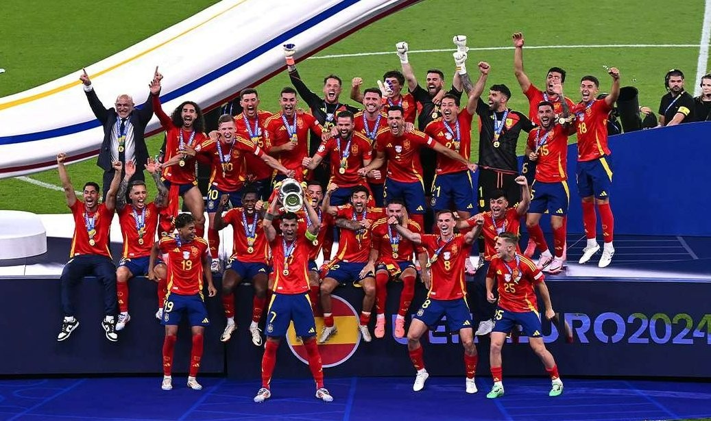 Para pemain Spanyol mengangkat trofi Euro keempatnya usai mengubur mimpi Inggris untuk menjuarai turnamen ini (Foto: X/@EURO2024)