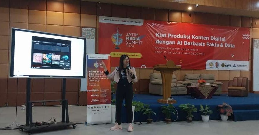 Ester Irawati Setiawan, Google Developer Expert Machine Learning dalam Jatim Media Summit 2024, di Universitas Bojonegoro, Senin 15 Juli 2024. (Foto: Ngopibareng.id)