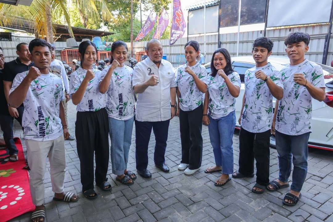 Ketua DPD RI AA LaNyalla Mahmud Mattalitti saat berkunjung di Camp Latihan atlet Muaythai Jatim di Surabaya. (Foto: Tim Media LaNyalla)