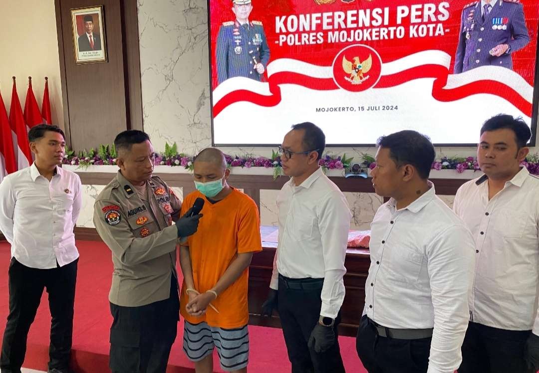 Konferensi pers kasus pencabulan di Aula Mapolres Mojokerto Kota, Senin 15 Juli 2024. (Foto: Deni Lukmantara/Ngopibareng.id)