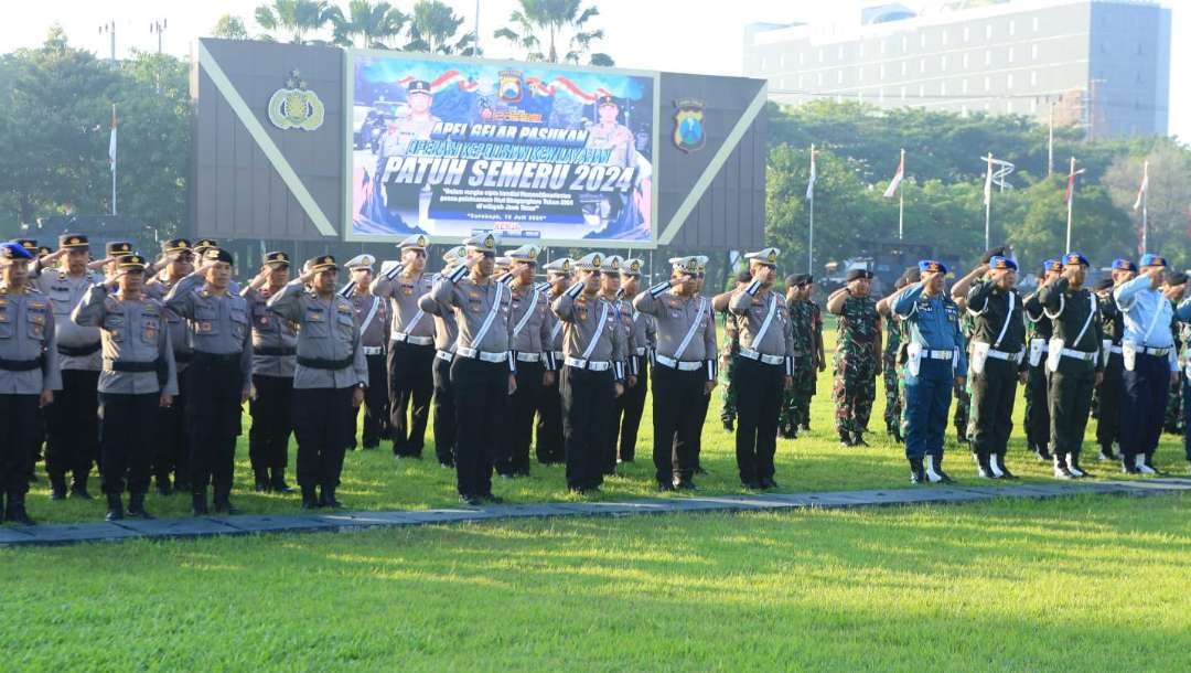 Polda Jatim menggelar apel pasukan dalam rangka Operasi Patuh Semeru 2024 di Mapolda Jatim, Surabaya, Senin 15 Juli 2024. (Foto: Istimewa)