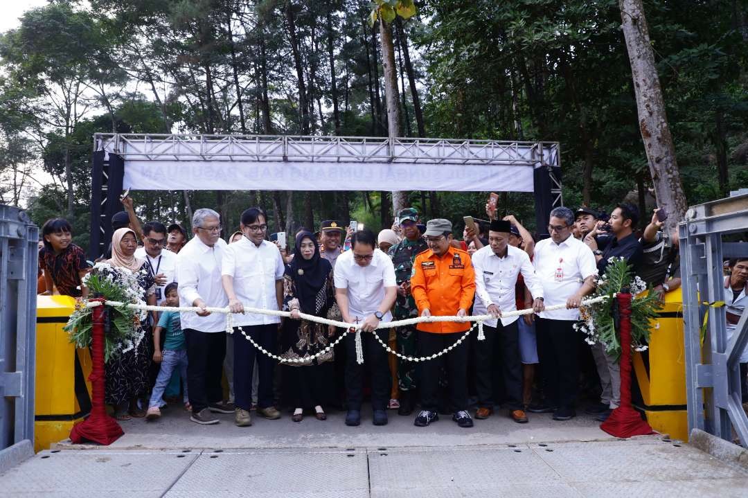 Pj Gubernur Jatim, Adhy Karyono saat meresmikan Jembatan Lumbang di Pasuruan. (Foto: Istimewa)