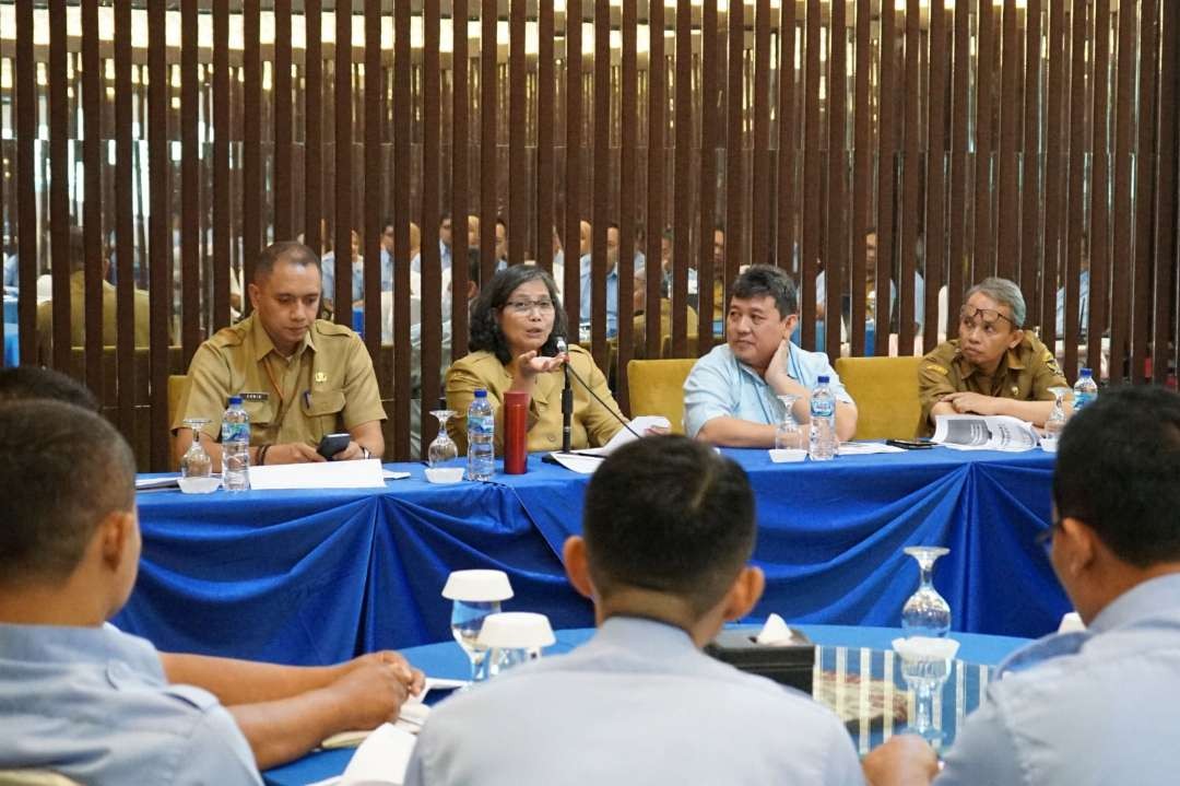 Pj Walikota Kediri Zanariah lakukan evaluasi dan pembinaan karyawan PDAM Tirta Dhaha Kota Kediri, Senin 15 Juli 2024. (Foto: ist)