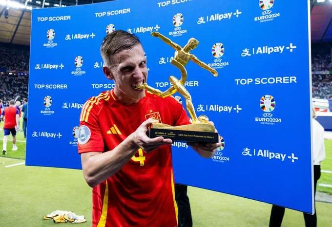 Dani Olmo menunjukkan trofi individu setelah menjadi pencetak gol terbanyak turnamen bersama striker Inggris Harry Kane. (Foto: X/@SEFutbol)