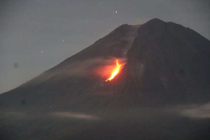 Gunung Semeru turun status ke Waspada II pada Senin 15 Juli 2024. (Foto: @Info_semeru)