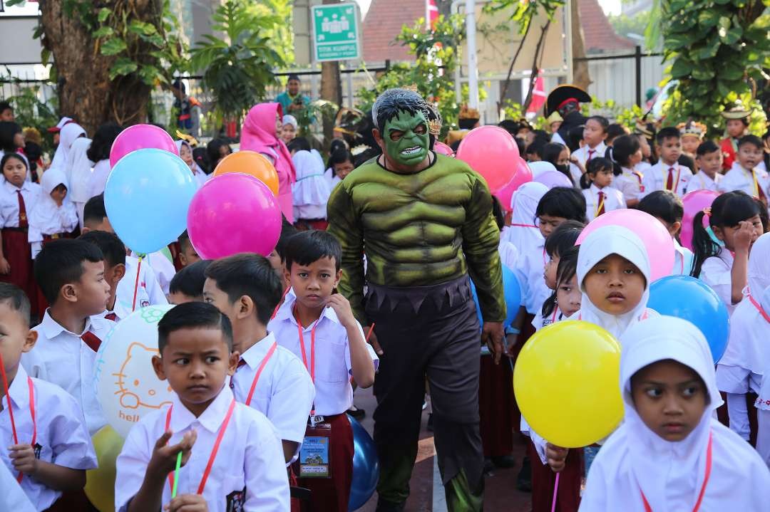 Suasan MPLS di lingkungan SDN Kaliasin 1, Jalan Gubernur Suryo, Genteng, Surabaya, dimana guru mengenakan kostum manusia super Hulk. (Foto: Humas Pemkot Surabaya)