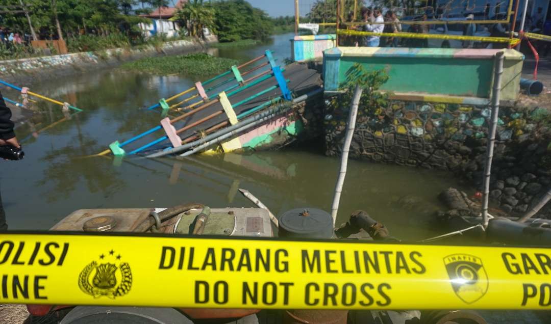 Jembatan Kedungpeluk, Sidoarjo ambrol warga terancam terisolasi. (Foto: Aini Arifin/Ngopibareng.id)