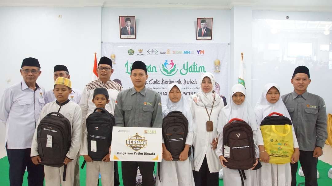 Penyerahan paket bantuan kepada anak yatim dan difabel. (Foto : Dokumentasi Kemenag Tuban)