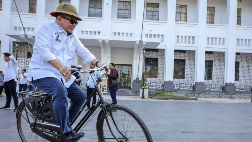 Ketua DPD RI mengayuh sepeda lawas di Kota Lama. Ia terpukau dengan Surabaya Tempo Dulu. (Foto: Tim Media LaNyalla)