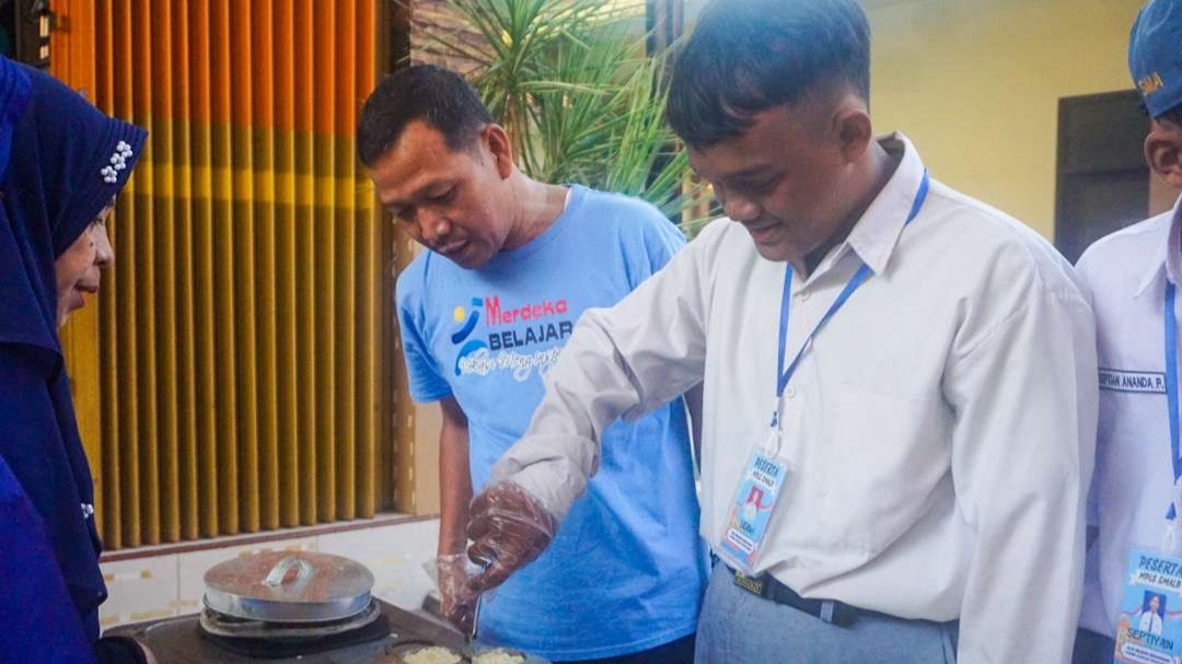 Kegiatan MPLS siswa difabel di Sidoarjo, ikuti kelas memasak. (Foto : Aini Arifin/Ngopibareng.id)