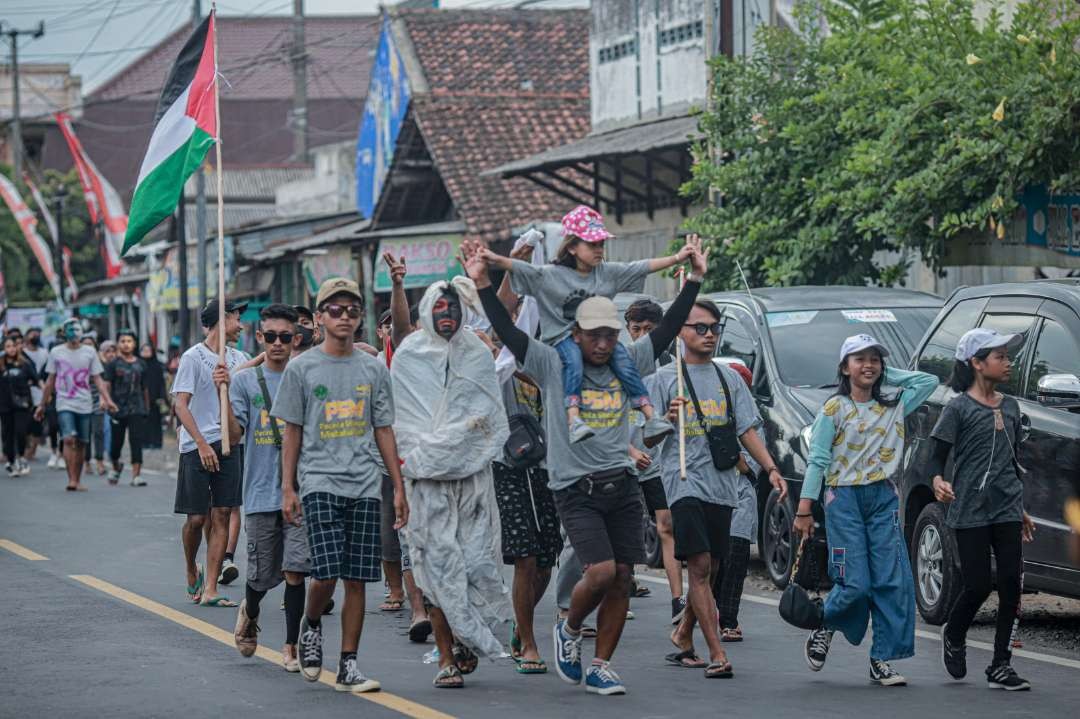 Peserta Tajemtra 2023 saat berjalan dari Alun-alun Tanggul menuju Alun-alun Jember (Foto: Dok Diskominfo Jember)