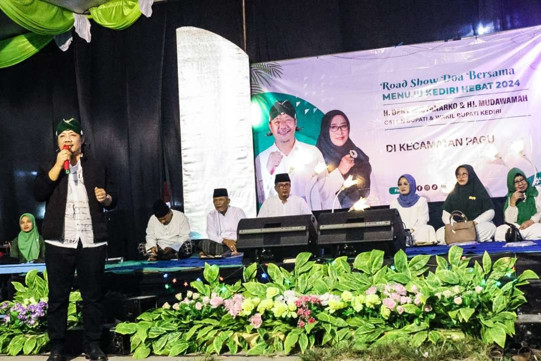 Bakal calon Bupati Kediri Deny Widyanarko menutup roadshow doa bersama ke 26 di Dusun Kepuh Rejo Kecamatan Pagu Kabupaten Kediri  Senin 15 Juli 2024. (Foto: Ist)