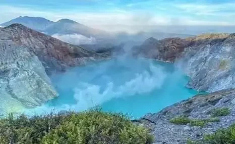 Gunung Ijen berlokasi di Bondowoso dan Banyuwangi sejak Jumat 12 Juli 2024 malam naik status waspada dari sebelumnya normal. (Foto: Dok.BPBD Bondowoso)